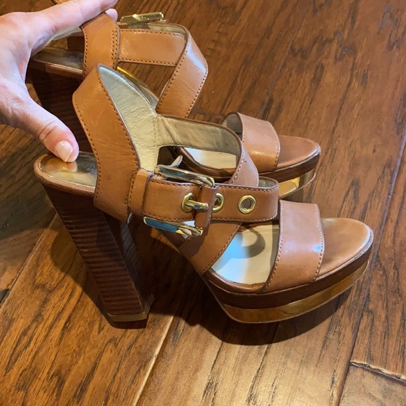 Michael Kors platform heel - Picture 7 of 7